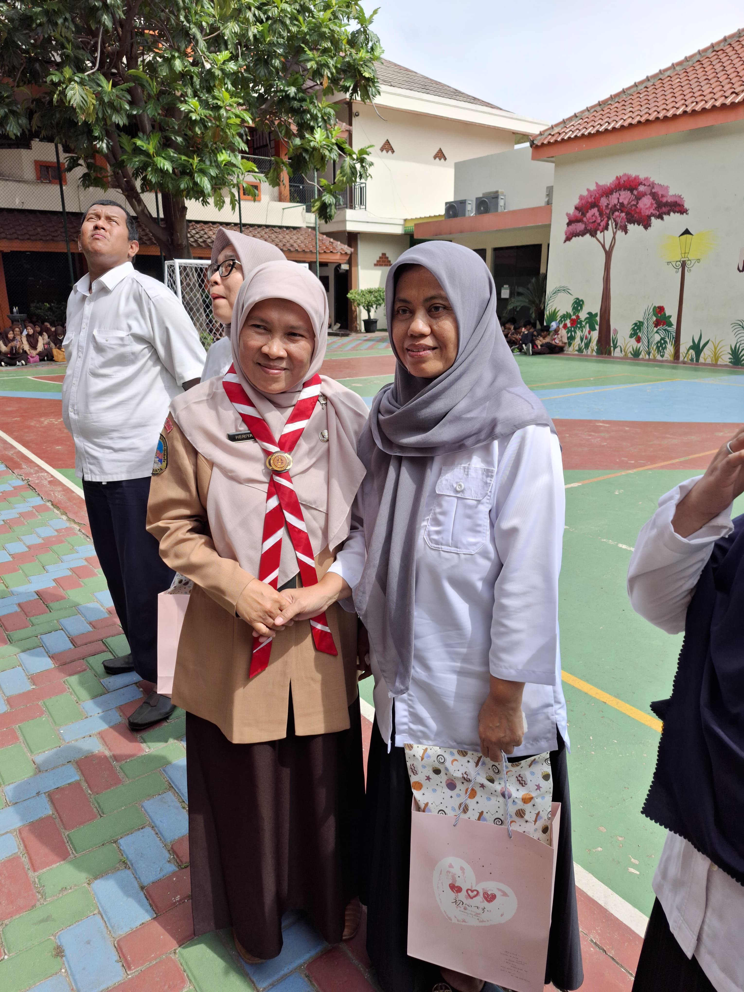 Pelepasan Hangat Empat Tenaga Kependidikan SMAN 83 Jakarta