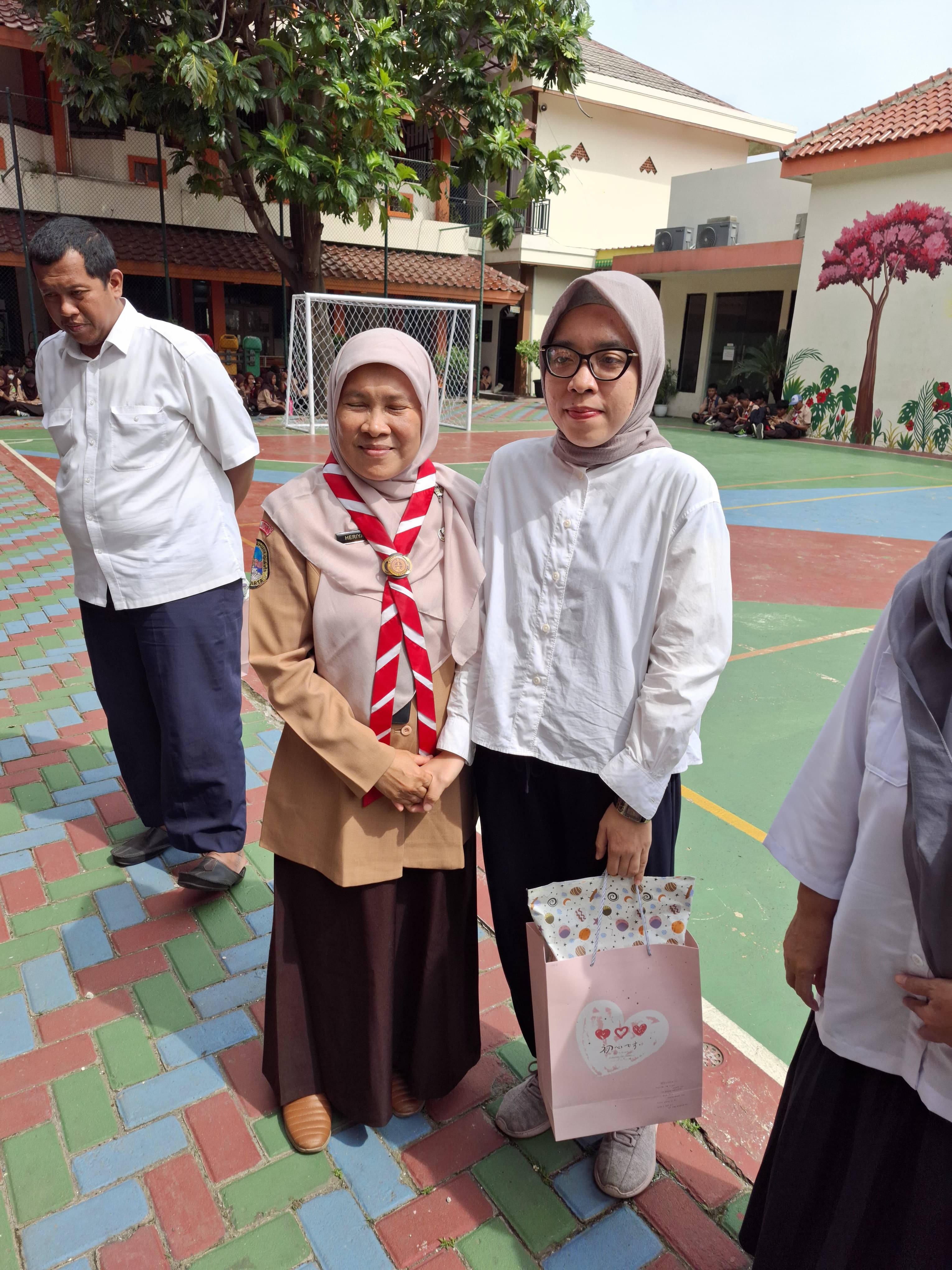 Pelepasan Hangat Empat Tenaga Kependidikan SMAN 83 Jakarta Pelepasan Hangat Empat Tenaga Kependidikan SMAN 83 Jakarta