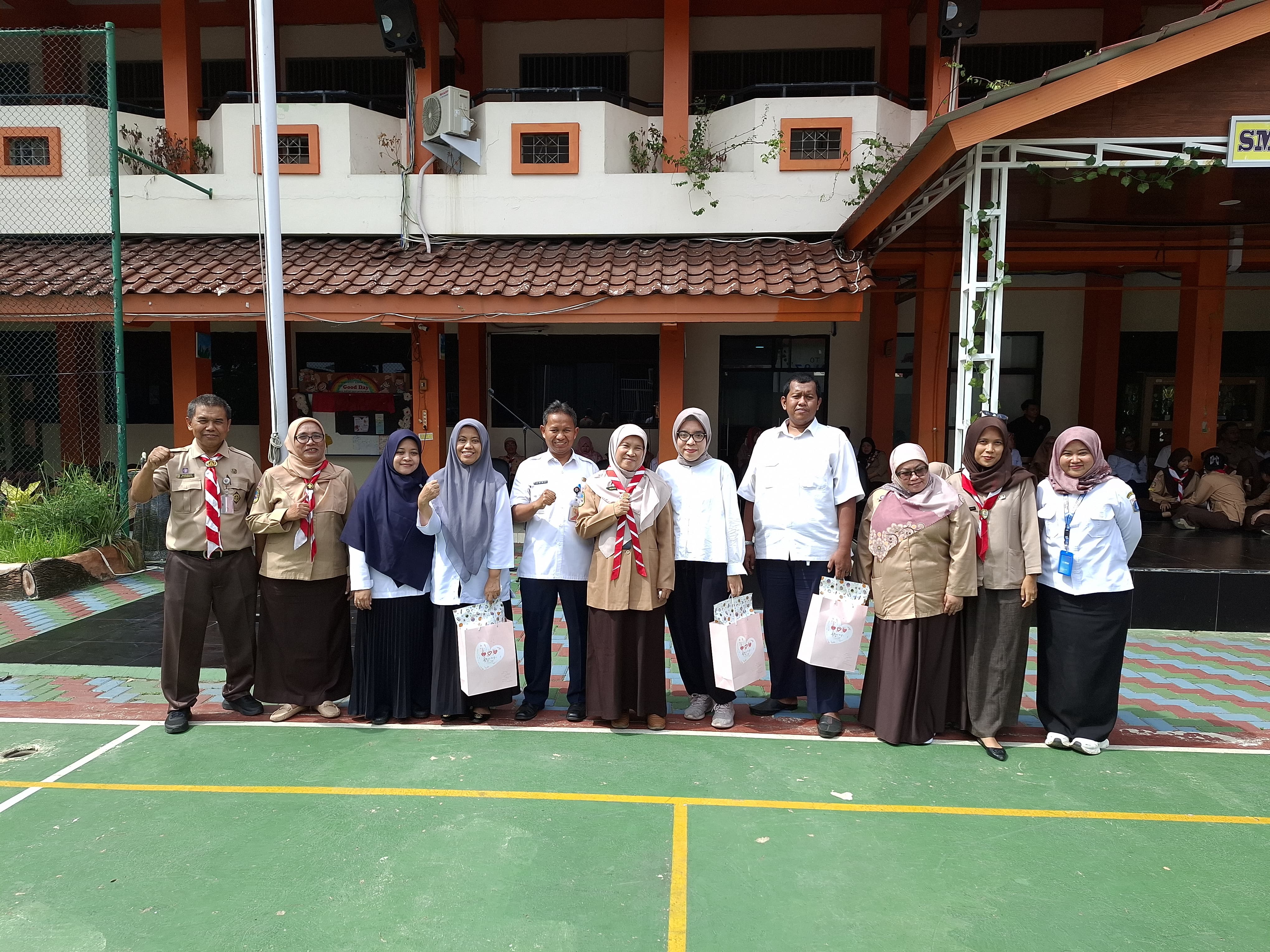 Pelepasan Hangat Empat Tenaga Kependidikan SMAN 83 Jakarta Pelepasan Hangat Empat Tenaga Kependidikan SMAN 83 Jakarta