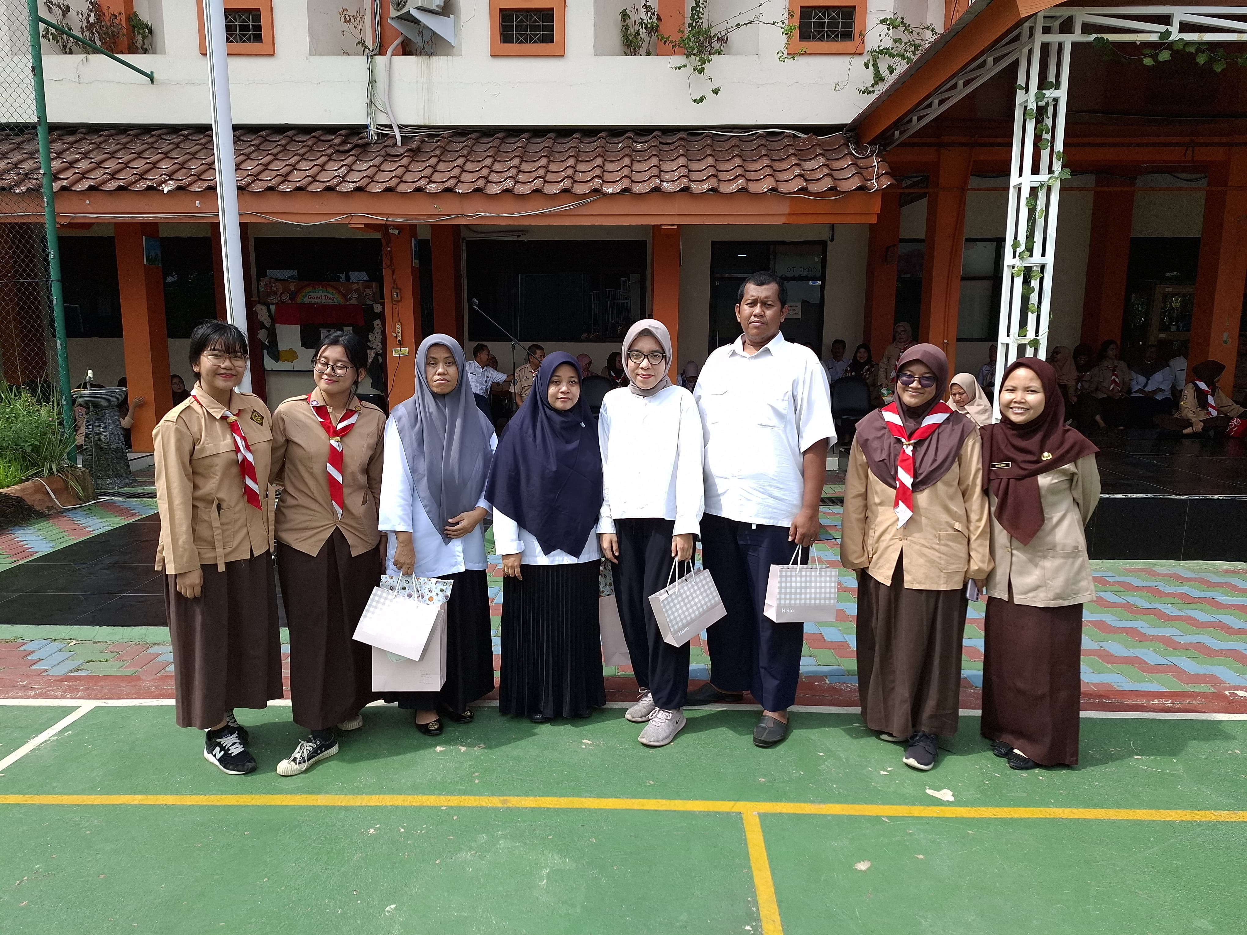 Pelepasan Hangat Empat Tenaga Kependidikan SMAN 83 Jakarta Pelepasan Hangat Empat Tenaga Kependidikan SMAN 83 Jakarta